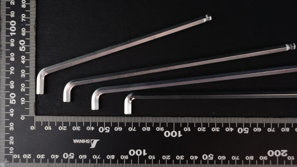 ベント角の異なるL型六角レンチの比較。手前から90°、100°、そしてBeta 96BPA/SC9の110°と、角度による「逃げ」の違いをスケール上で示した画像