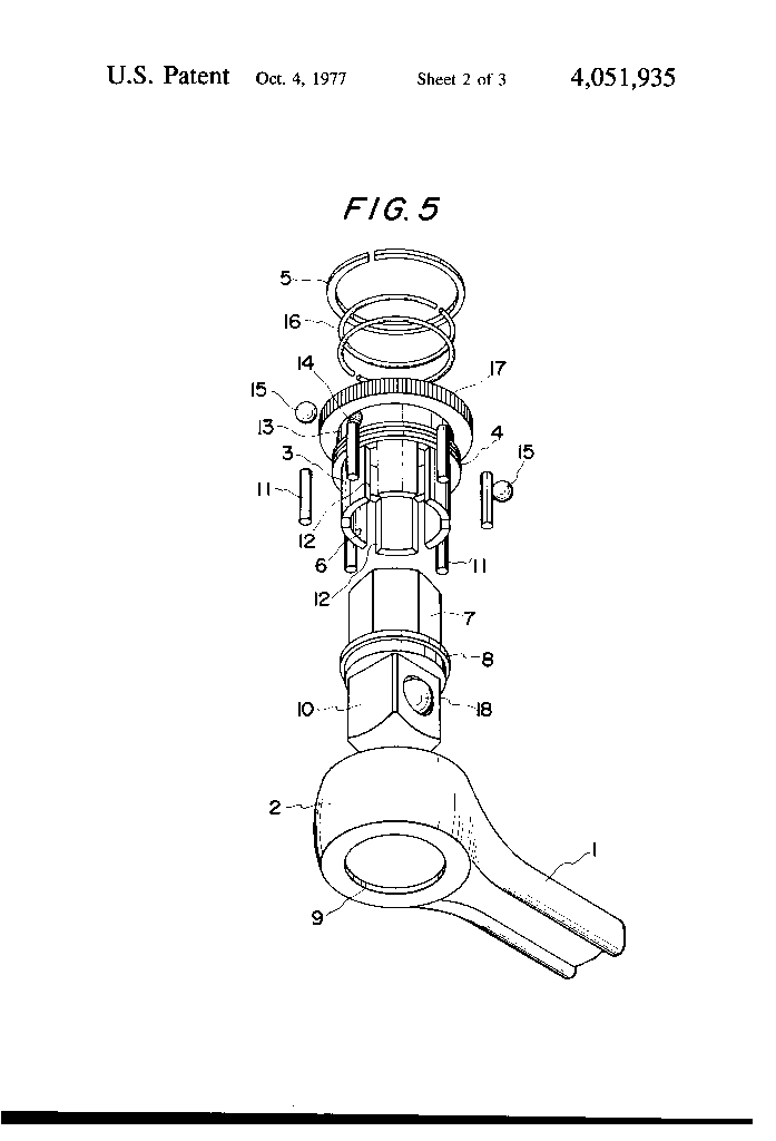 米国特許US4051935Aより引用したNKCギアレスレンチの分解斜視図（FIG.5）。レンチ本体、六角軸、スロット付きの円筒、6本のニードルローラーなどの部品が縦軸に沿って展開されている。