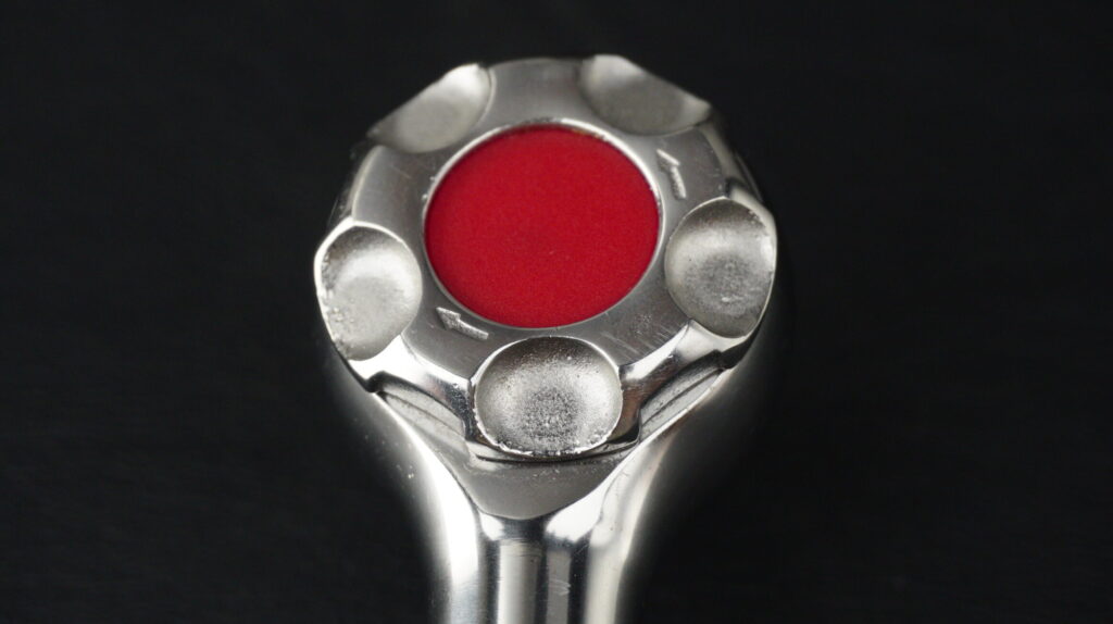 TONE（トネ）SRH31 ラチェットヘッドの上面。赤い樹脂製切替ダイヤルと、回転方向を示す矢印の刻印。