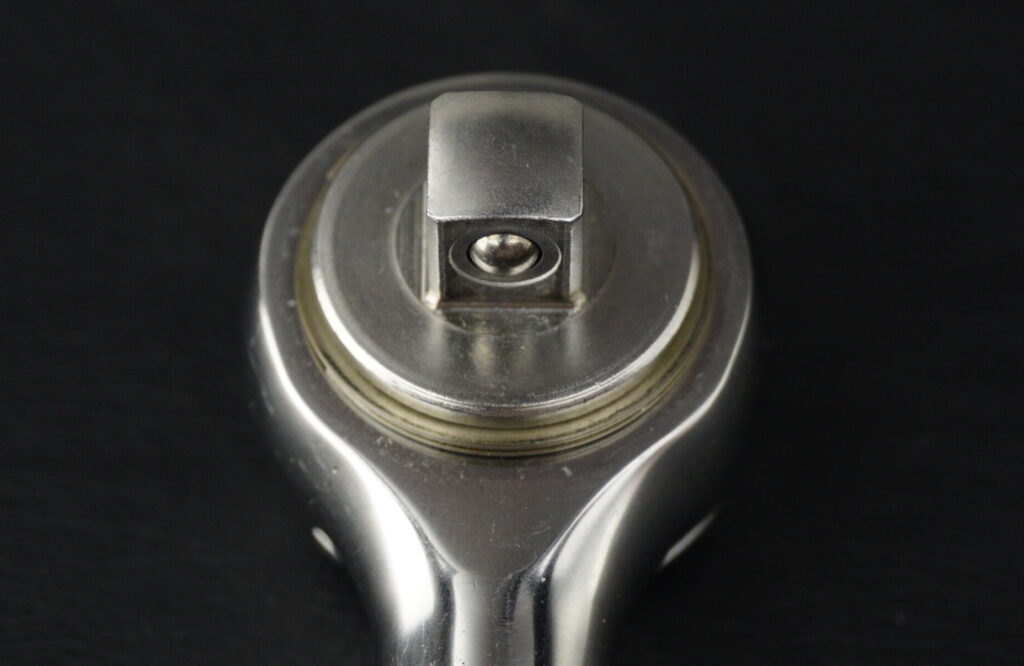 TONE（トネ）SRH31 ラチェットのアンビル（差込部）側。3/8インチの角ドライブとスチールボール、固定用ワイヤーリングの接写。