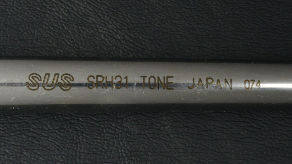 TONE（トネ）製ステンレスラチェットハンドル SRH31 の刻印部分。SUS、TONE、JAPANの文字が見える。