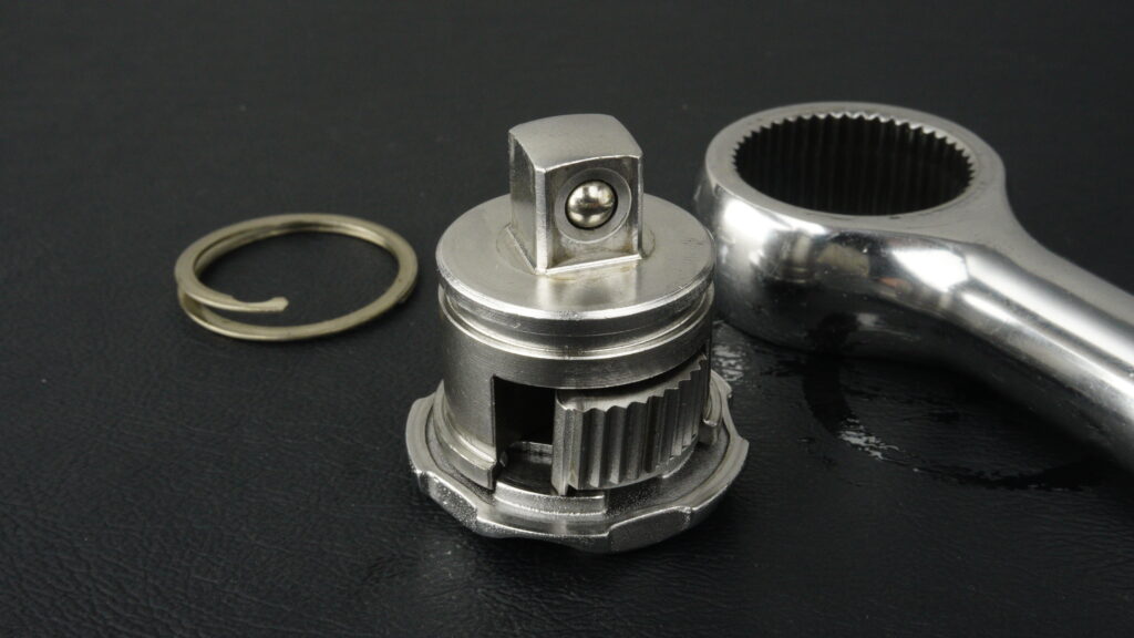 分解されたTONE（トネ）製ステンレスラチェットハンドル SRH31 の内部パーツ。ギアドライブ、ヘッド本体、クリップが並んでいる。