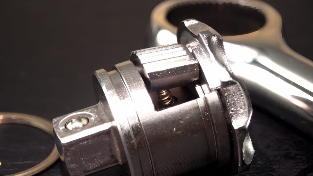 TONE（トネ）製ステンレスラチェット SRH31 のドライブユニット接写。パウル（送り爪）とスプリングの構造が見える。