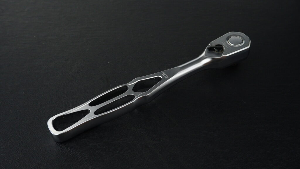 KTC nepros neXT NBR390Xラチェットハンドルの表面全体写真。小判型ヘッドと肉抜き加工が施されたトポロジーグリップの造形美。