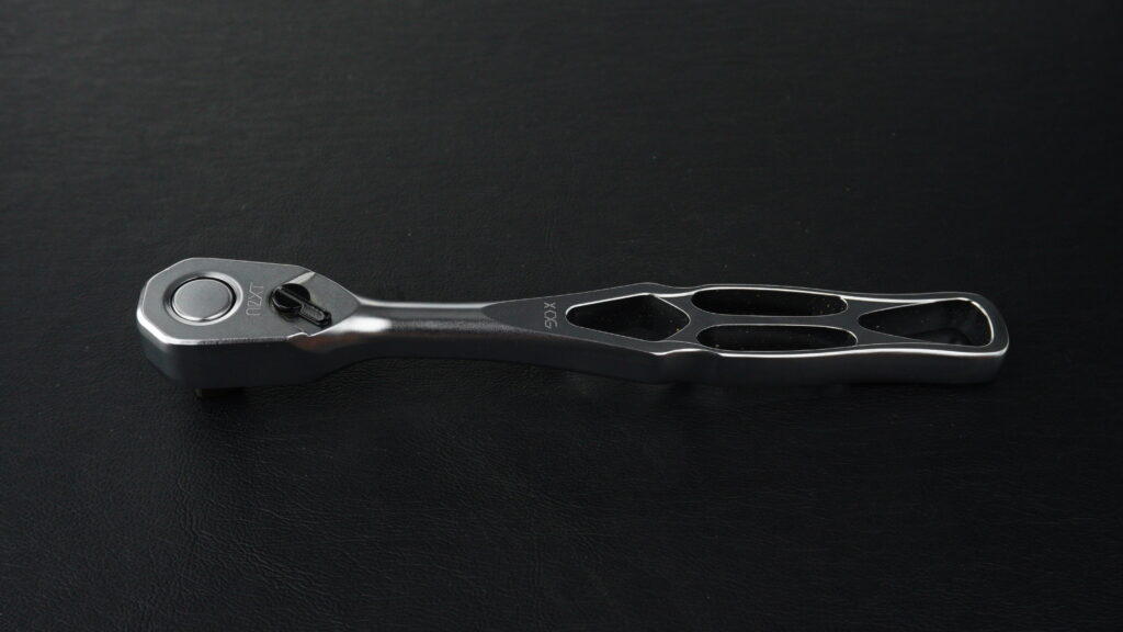 KTC nepros neXT NBR390Xラチェットハンドルの真横からの全体写真。ヘッドの厚みや全体の長さ、グリップ形状がわかるサイドビュー。