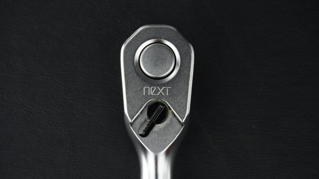 KTC nepros neXT NBR390Xのヘッド正面写真。プッシュボタン、切り替えレバー、「neXT」ロゴ刻印のディテール。