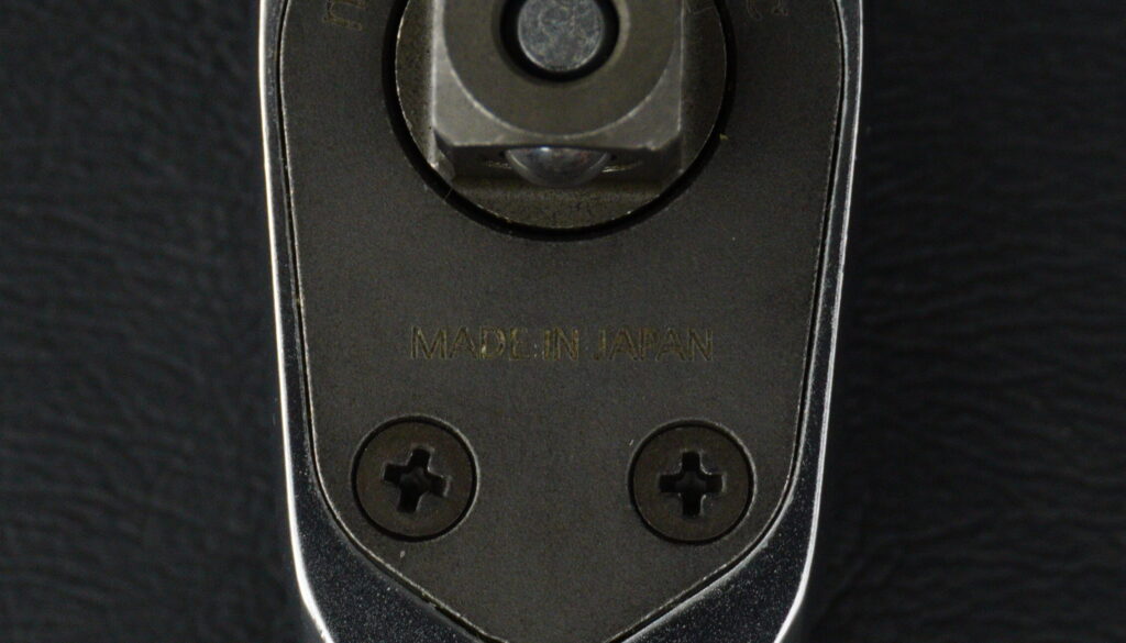 KTC nepros neXT NBR390Xのカバープレートに刻まれた「MADE IN JAPAN」の刻印アップ写真。