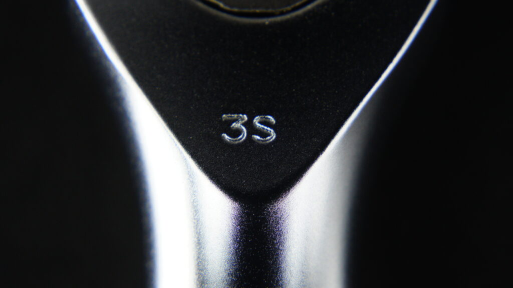 KTC nepros neXT NBR390Xのネック部分に打刻されたデートコード「3S」のマクロアップ写真。