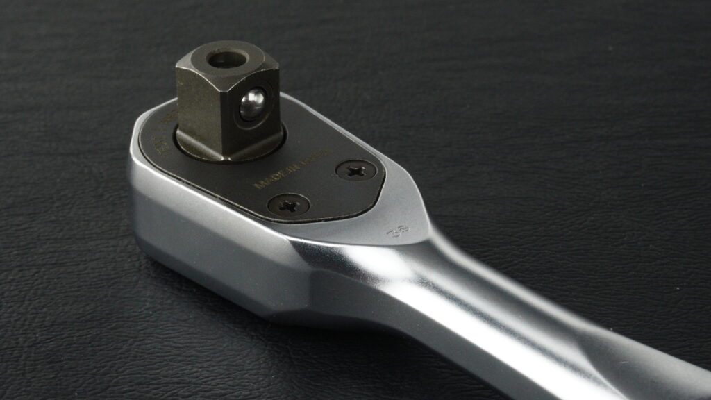 KTC nepros neXT NBR390Xのヘッド周辺写真。ネック部分に刻まれたデートコード「3S」の刻印位置。