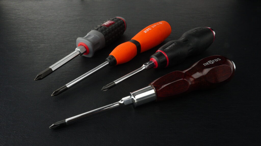 ネプロスやスタンダードモデルなど、KTC（京都機械工具）製の様々なプラスドライバー。