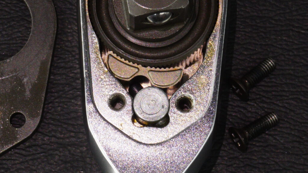 KTC nepros neXT NBR390Xの内部機構の拡大写真。90枚ギアに噛み合うウェッジポール（楔形）の様子や、切り替えレバーの軸部分の構造。