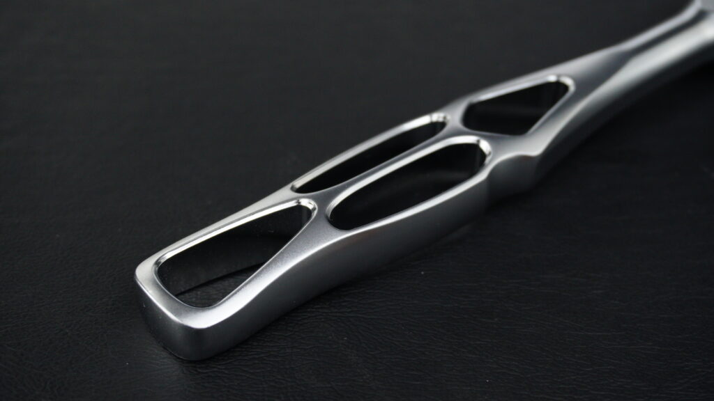 KTC nepros neXT NBR390Xのトポロジーグリップ裏面側の拡大写真。軽量化のための肉抜き穴と、なめらかな面取り加工のディテール。