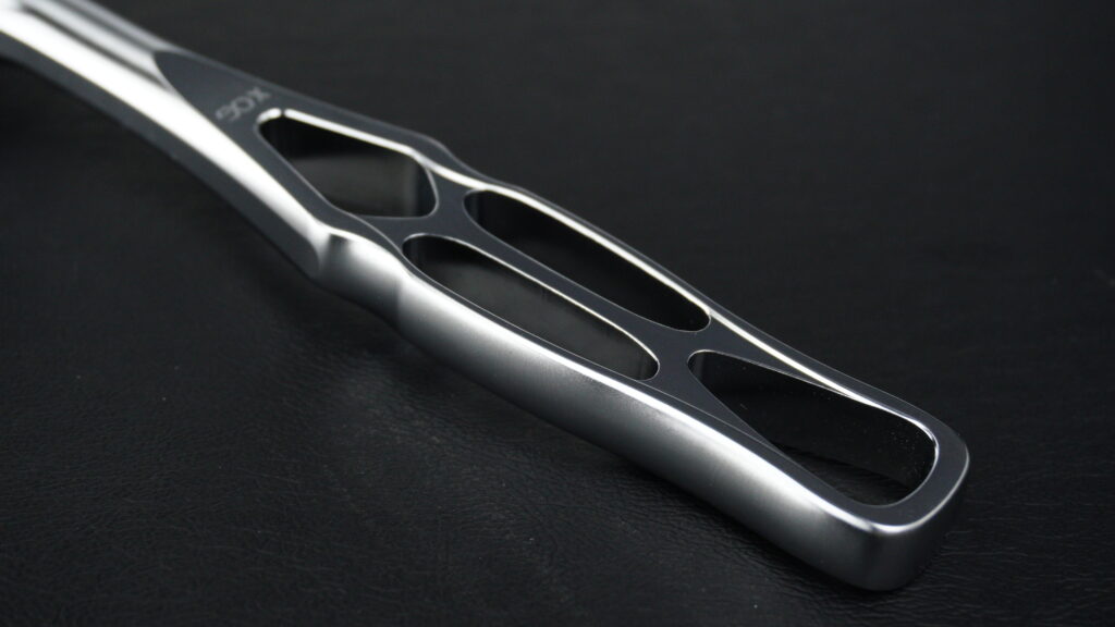 KTC nepros neXT NBR390Xのトポロジーグリップ表面側の拡大写真。大きく肉抜きされた特徴的なデザインと美しい表面仕上げ。