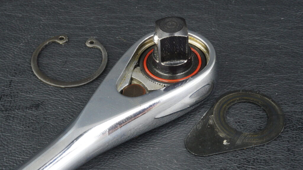 MATCO BFR88 88歯固定ラチェットハンドルの分解状態 - 内部機構と取り外したリテーナリング・シールが見える