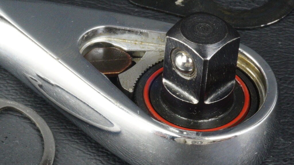 MATCO TOOLS(マトコツールズ) BFR88ラチェットの内部構造。カバーを外し、88ギアとパウル（切り替え爪）、赤いOリングが見える分解画像。