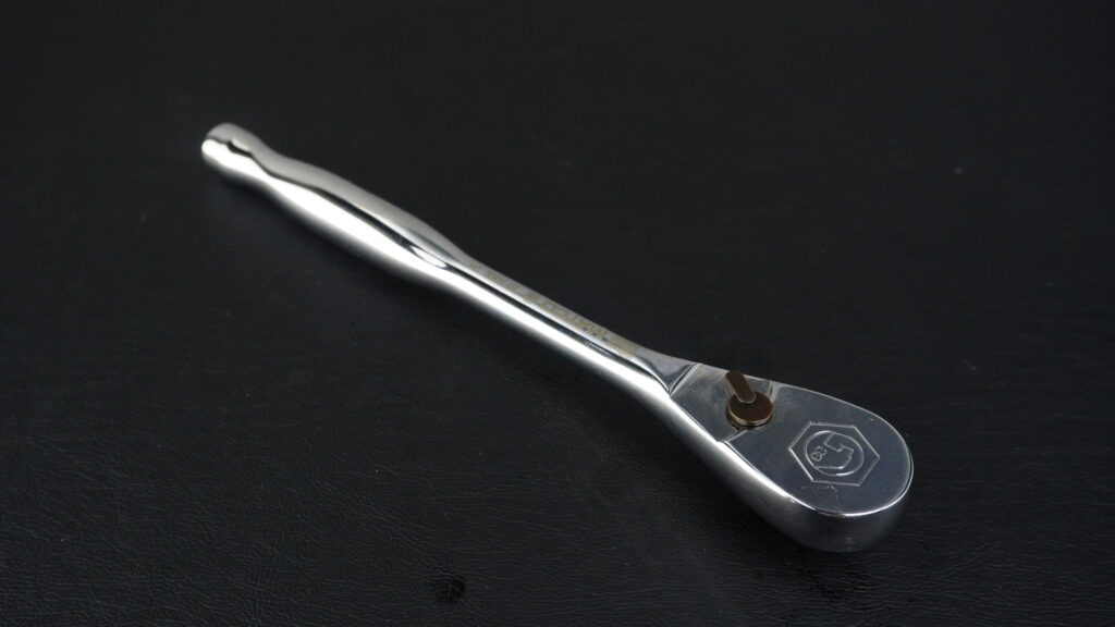 MATCO TOOLS(マトコツールズ) BFR88 3/8ラチェットの全体画像。ヘッド部の六角ロゴと美しいクロームメッキのストレートハンドル。