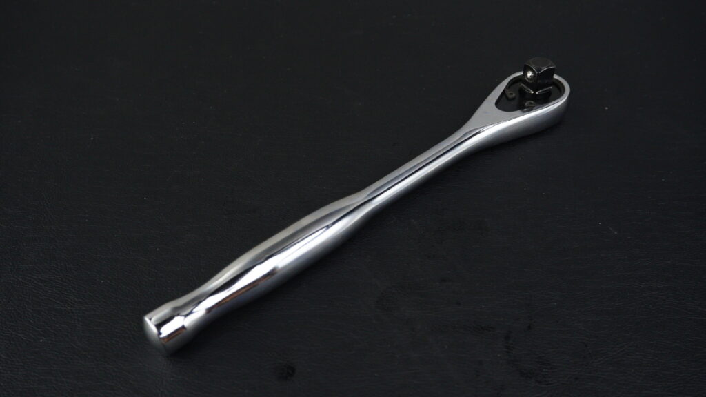 MATCO TOOLS(マトコツールズ) 3/8dr BFR88ラチェットの裏面全体画像。3/8インチのアンビルとスナップリング式のカバープレート。