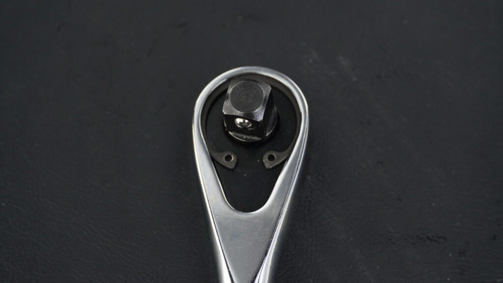 MATCO TOOLS(マトコツールズ) BFR88ラチェットのヘッド裏側。スナップリング式のカバープレート保持機構と3/8ドライブのアンビル部。