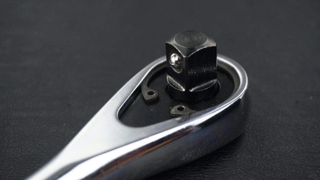 MATCO TOOLS(マトコツールズ) BFR88ラチェットの3/8インチアンビル拡大画像。ソケットを保持するリテーニングボールとスナップリング構造。