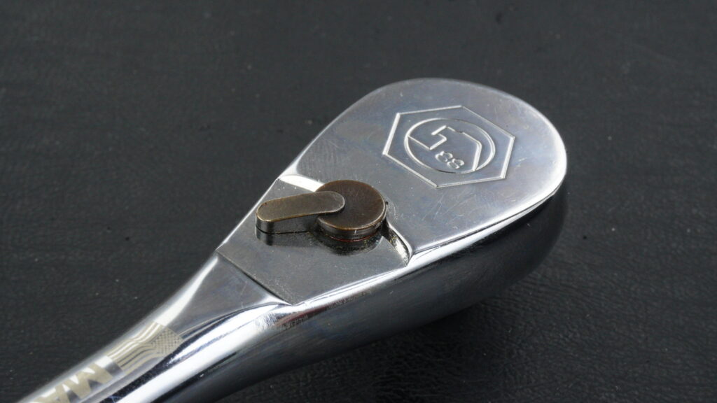 MATCO TOOLS(マトコツールズ) BFR88ラチェットのヘッド表面拡大画像。六角形のMATCOロゴと正逆切り替えレバー。