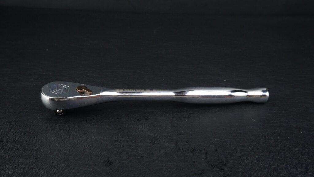 MATCO TOOLS(マトコツールズ) BFR88ラチェットの真横からの全体画像。ヘッドの厚みやストレートハンドルの形状。